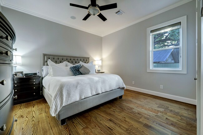 Building Photo - 1302 W 21st St