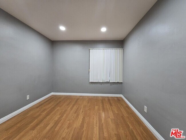 Building Photo - 7419 Woodley Ave