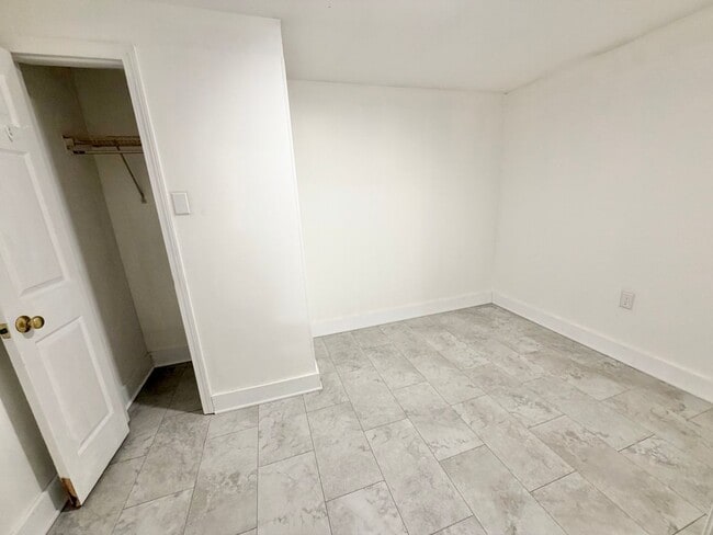 Building Photo - 2 Bedroom (+ Office) Home Burlington Available 8/1