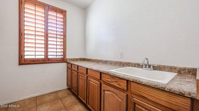 Building Photo - 7015 W Southgate Ave