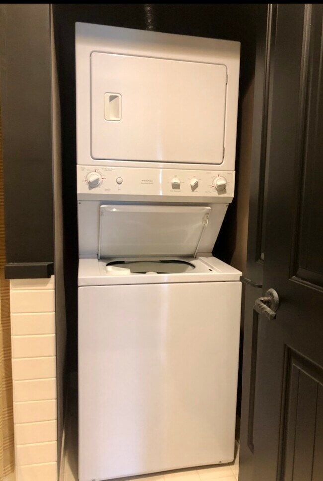 Washer/Dryer onsite - 955 Registry Blvd