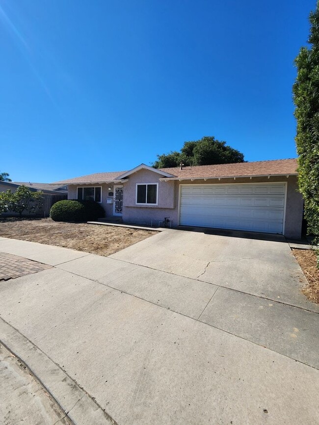 Building Photo - 3 Bed House in Clairemont with Canyon Views