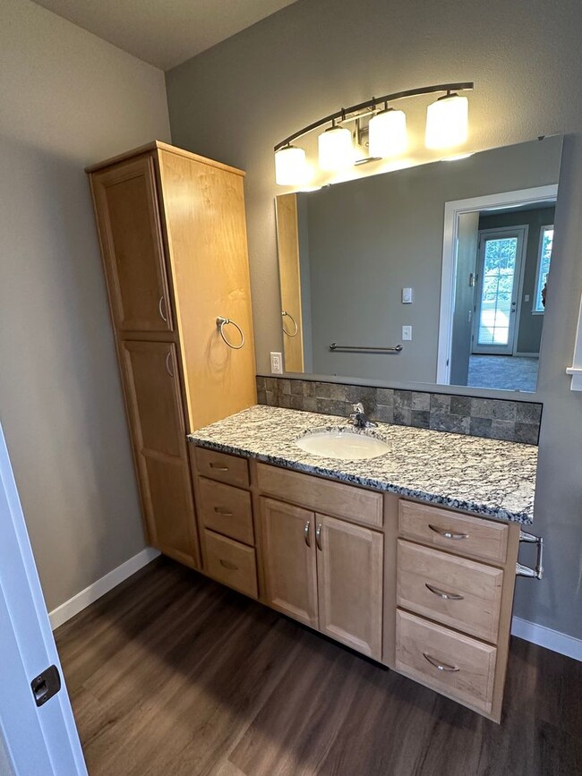 Building Photo - New 5 Bedroom / 5.5 Bath Townhome w/ A/C i...