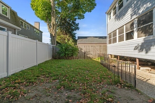 Building Photo - 253 Sycamore St