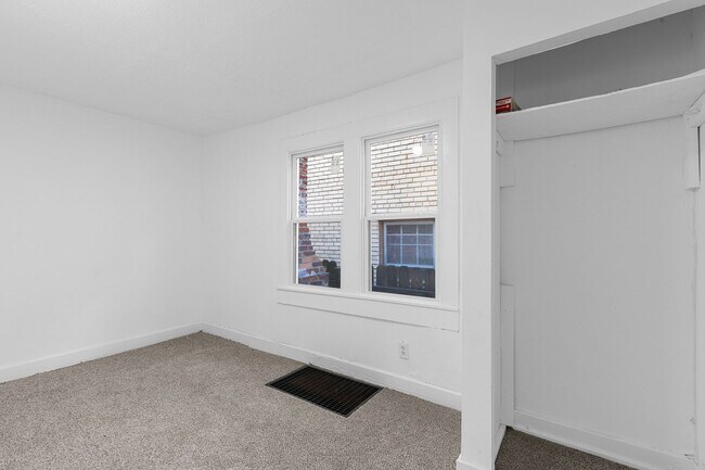 Building Photo - 3042 Greenwood Ave