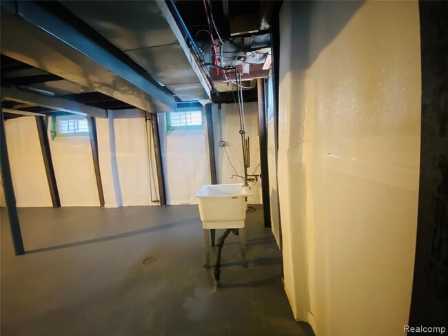 Building Photo - 15228 Lappin St