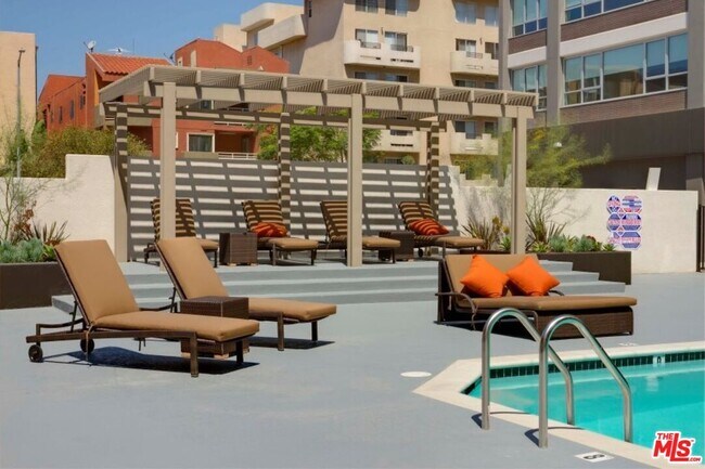 Building Photo - 3458 W 7th St