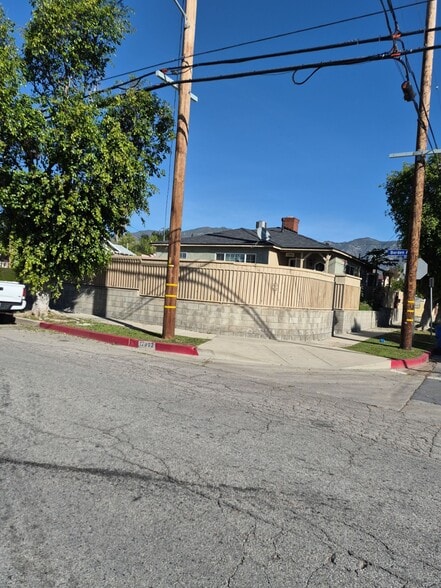 Building Photo - 12902 Borden Ave