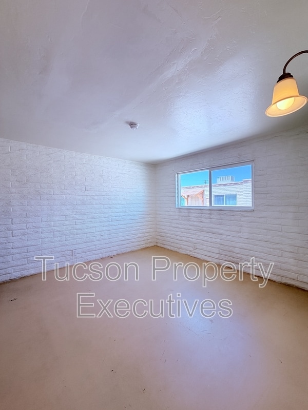 Building Photo - 319 E Blacklidge Dr