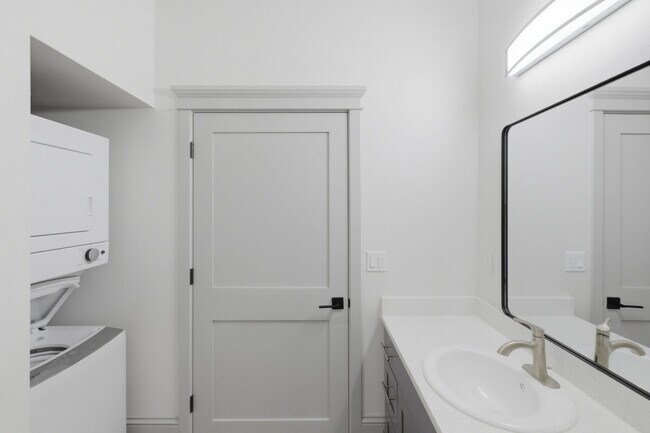 Building Photo - MOVE IN SPECIAL - NEWLY RENOVATED DOWNTOWN SALEM STUDIO