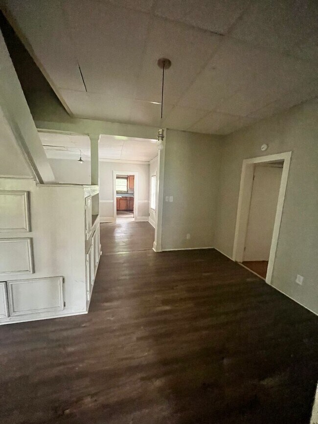 Building Photo - Beautiful 3/2 Farmhouse on Acreage