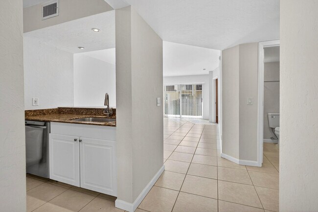 Building Photo - 1120 Lake Shore Dr