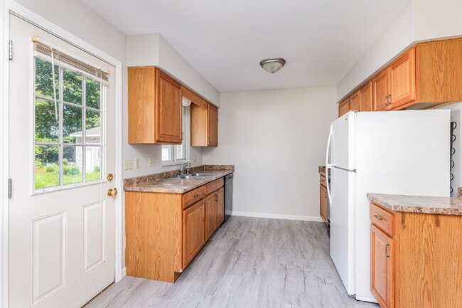 Building Photo - Updated 2-bedroom Duplex at $1150/month