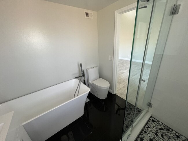 Building Photo - Spacious-Bright 3 Bedroom 2.5 Two story Bathroom Condo