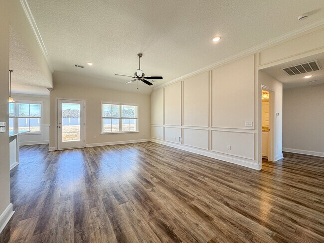 Building Photo - 204A Freightliner Way