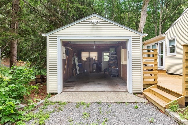 Building Photo - 115 W Cove Rd
