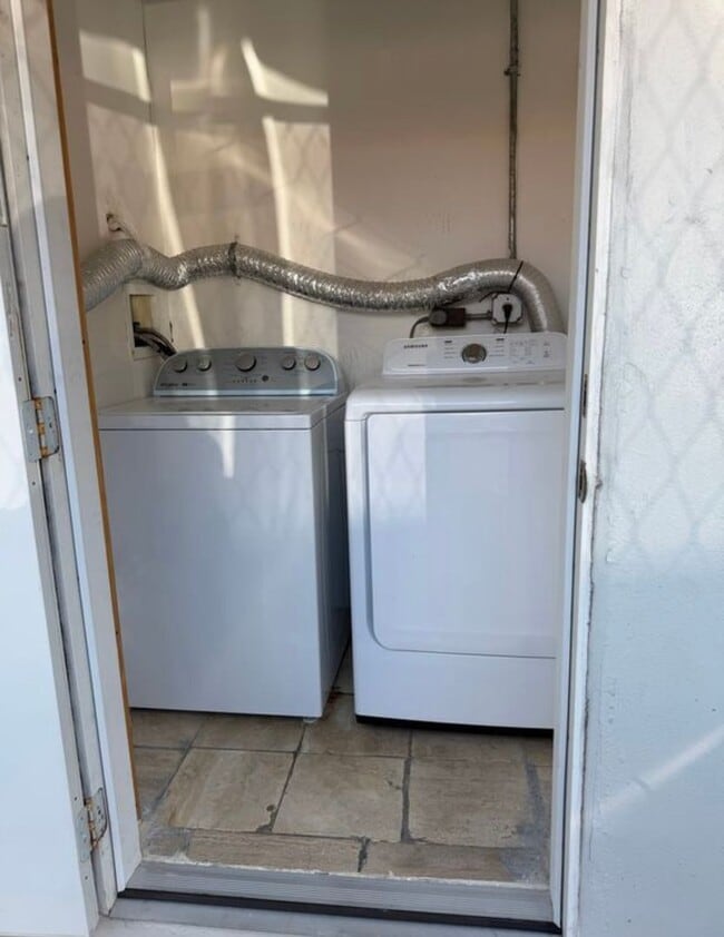 Building Photo - Private Bedroom w/ Private Bath in Spacious 1,100 Sq Ft Home – Prime Location