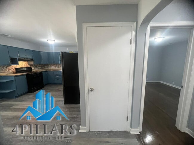 Building Photo - "Charming 3-Bedroom Home with Spacious Lay...