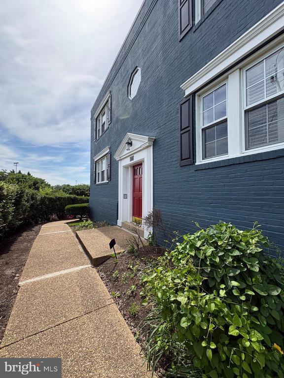 Building Photo - 402 Bashford Ln