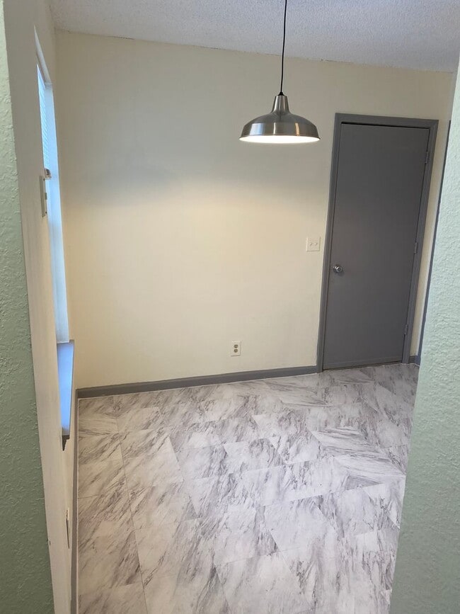 Building Photo - 2 Bed 1 Bath 1 Car Garage Duplex in Centra...