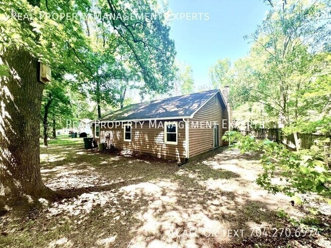 Building Photo - 723 Cricketwood Ln
