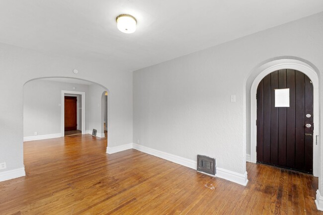 Building Photo - Jump on this Deal! 2 bedroom 1 bath Near N...