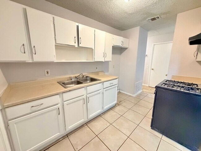 Building Photo - Nice 4 BR, 1.5 Bath w/ Large Back Yard