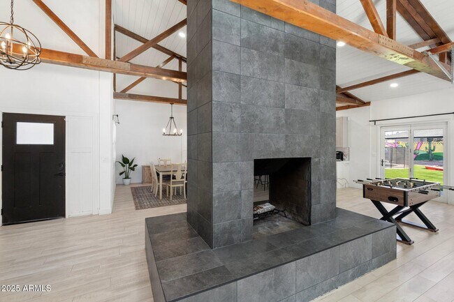 Building Photo - 1759 N Spring Cir