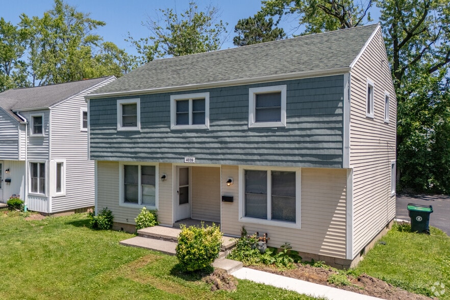 Primary Photo - Amherst Townhomes