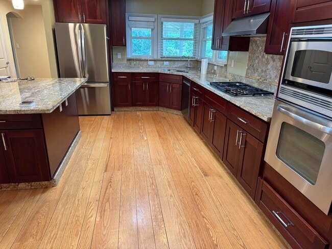 Building Photo - 1359 Country Club Dr