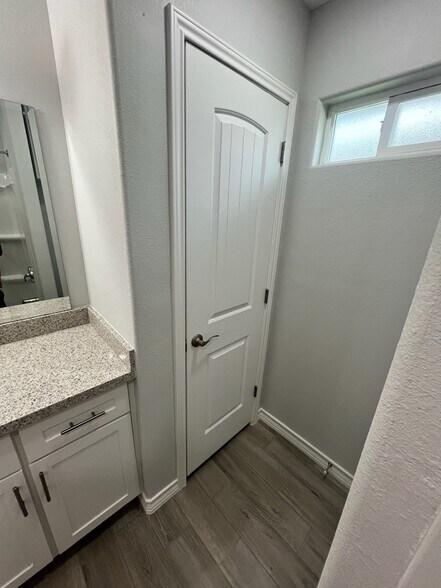 Building Photo - 1810 Atrium Pl Dr