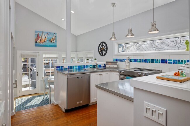Building Photo - Portage Bay Floating Home