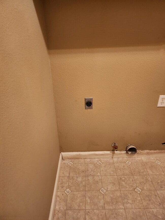 Building Photo - 682 W Forest St