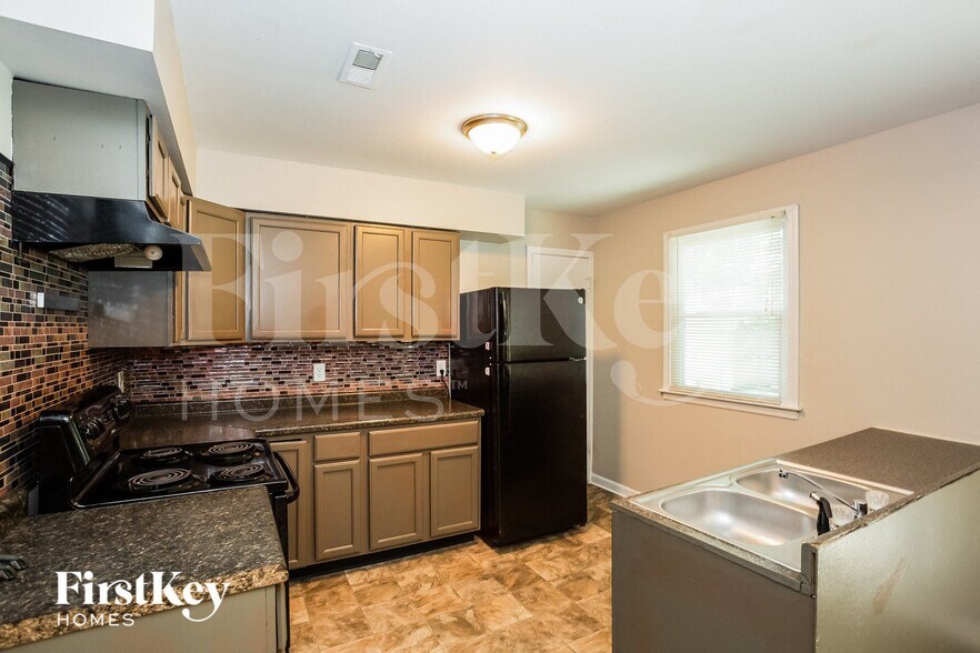 Building Photo - 4438 Windsor Rd