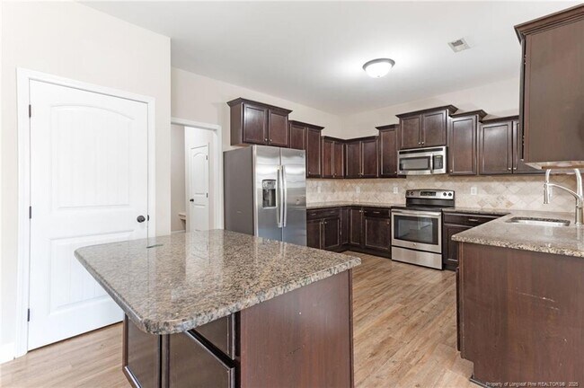 Building Photo - 573 Wedgefield Dr