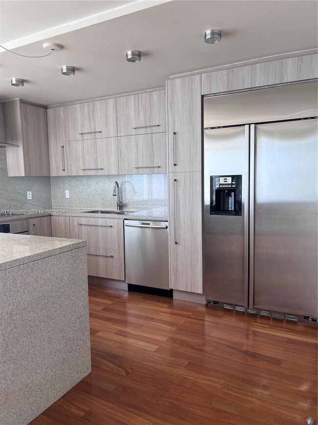 Building Photo - 881 Ocean Dr