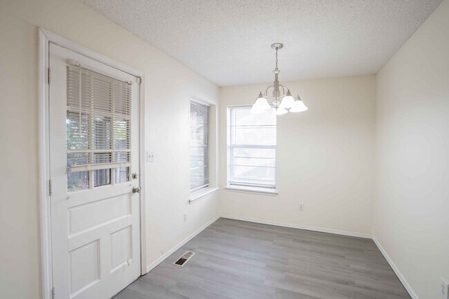 Building Photo - Spacious Brick Ranch in Union School District.