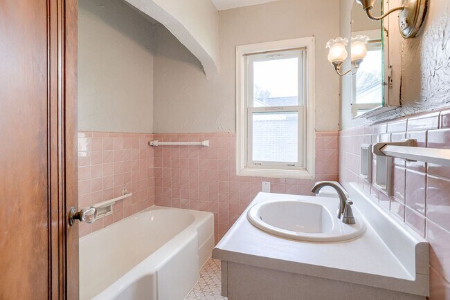 Building Photo - Happy Hollow 3 Bedroom!!