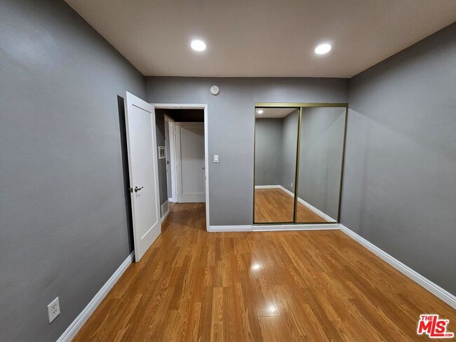 Building Photo - 7419 Woodley Ave