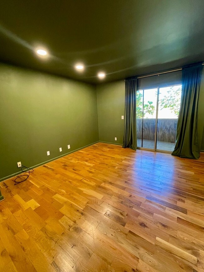 Building Photo - 515 Basswood Ave