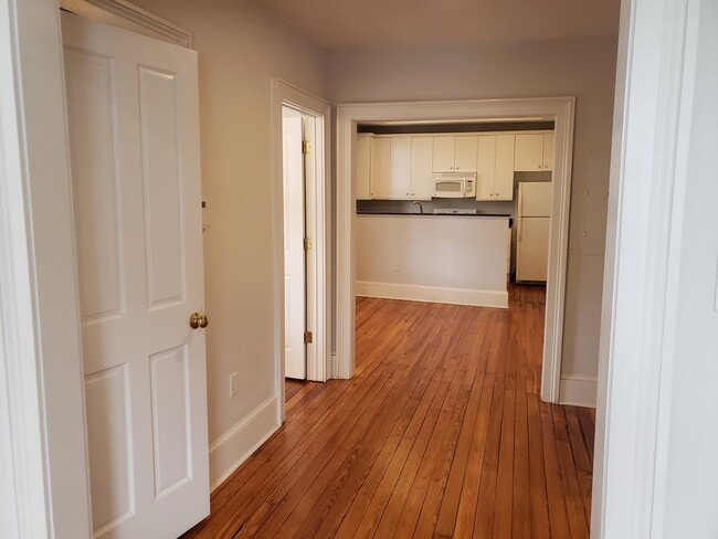 Building Photo - Two Bedroom Townhome Close to Forsyth Park