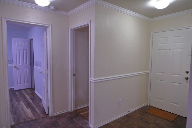 Building Photo - 2900 Bluffs Ct