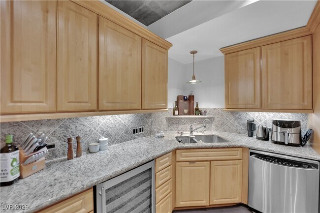 Building Photo - 360 E Desert Inn Rd