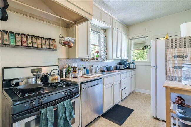 Building Photo - 1103 W 22nd St