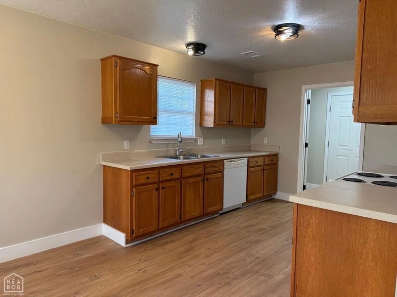 Building Photo - 326 Robinson St