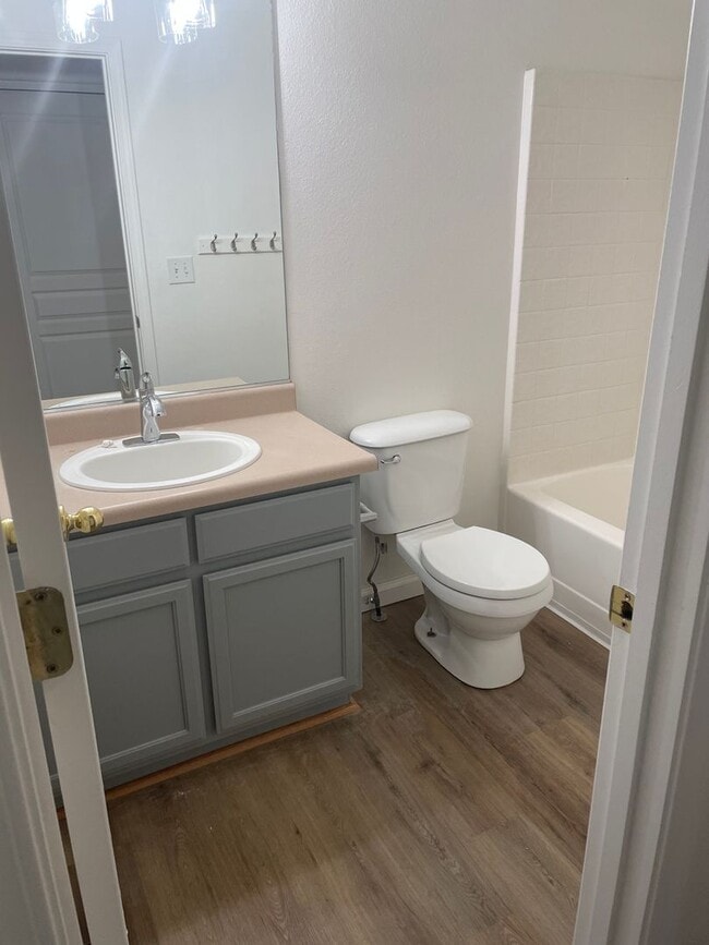 Building Photo - Gorgeous Remodeled Spacious 4 bedroom