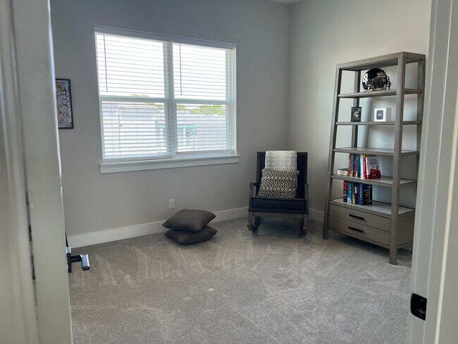 Building Photo - Alamo Heights Area!!