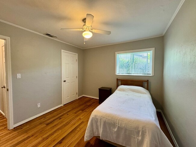 Building Photo - Charming Home Available in Tahoe Park!