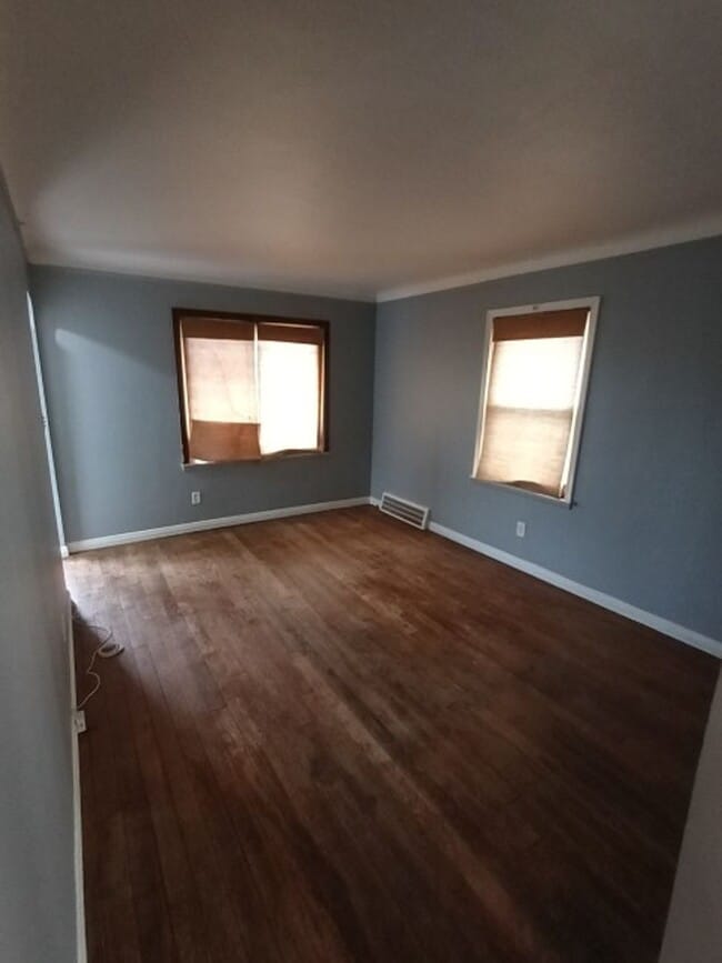 Building Photo - 3 bedroom 1 Bath Bungalow - Now Available!