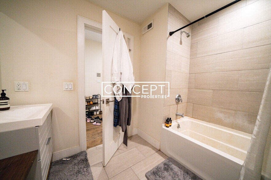 Building Photo - 988 Tremont St